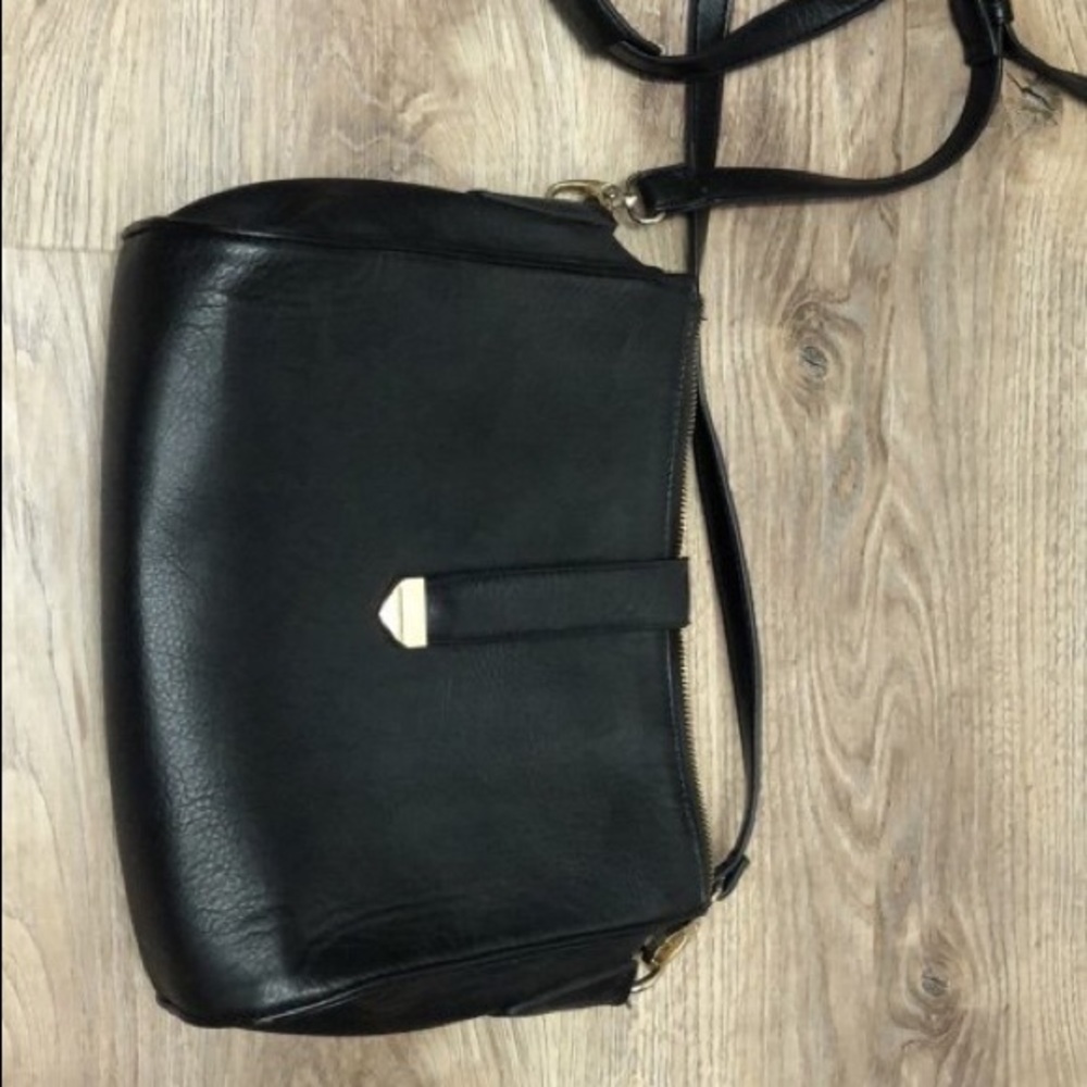 Black shoulder bag